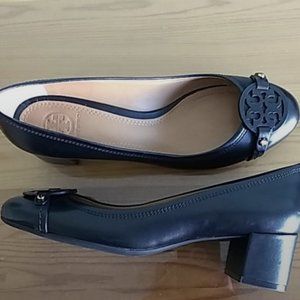 Tory Burch logo Chelsea Pump in Black size 8